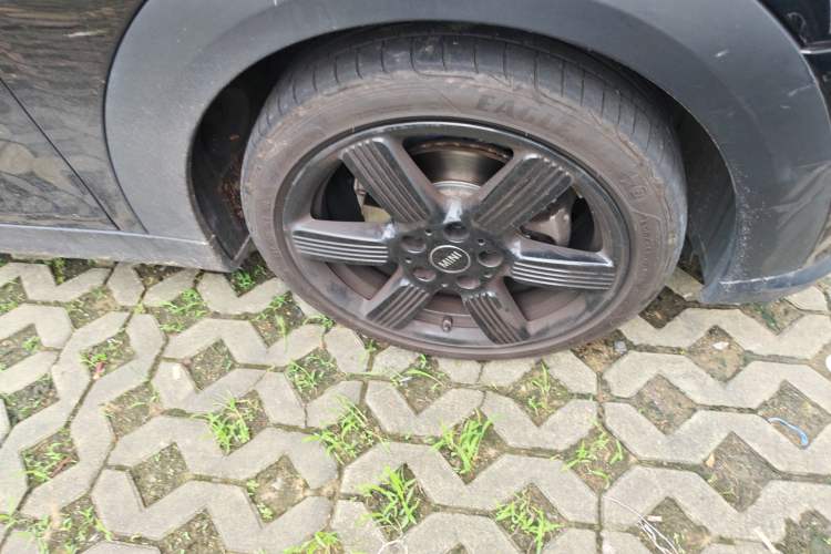 Used MINI 2023 Updated 1.5T COOPER Artist Five-Door Edition Right Front Wheel Hub