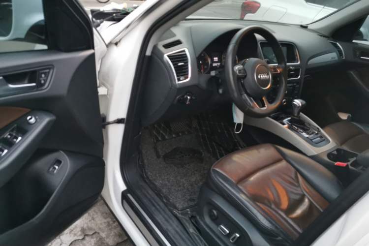 Used Audi Q5 2018 Collector's Edition 40 TFSI Ambition Model Driver Seat