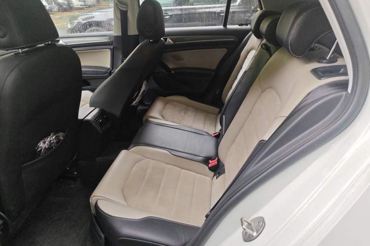 Used Volkswagen Golf 2017 230TSI Automatic Luxury Million-Vehicle Commemorative Edition Left Rear Seat