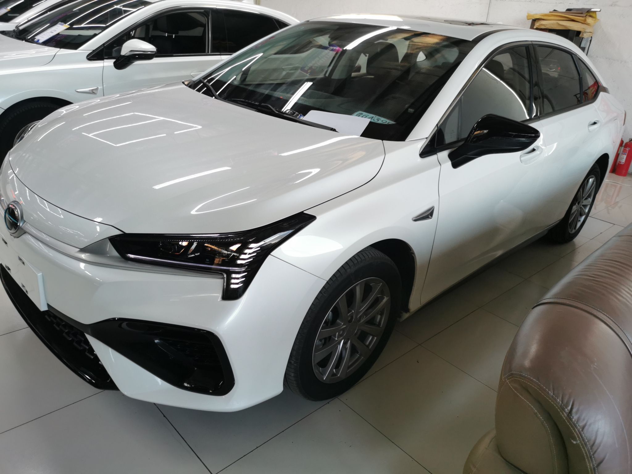 تحت مقدمة السيارة