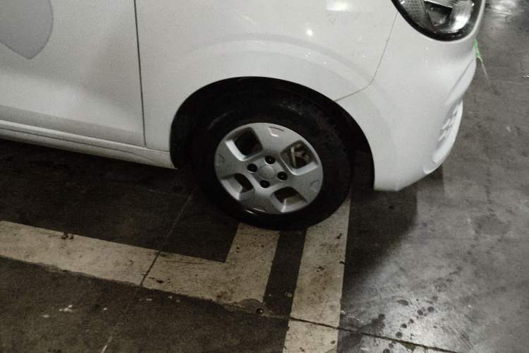 Used Roewe Clever 2021 302 km New Four-Seater Super-Efficient Version Right Front Wheel Hub