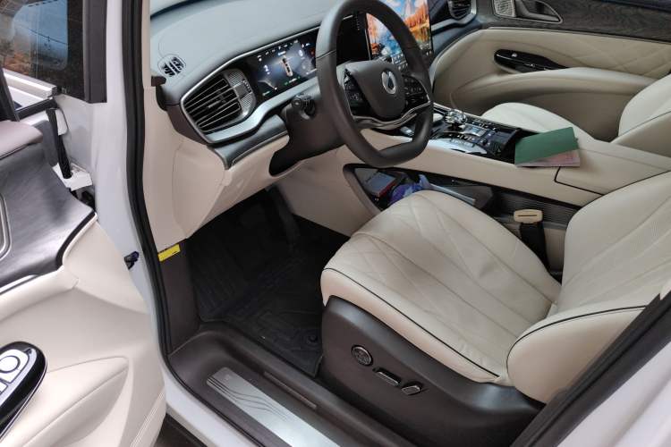 Used Denza D9 2024 DM-i 980 Four-Wheel Drive Prestige Model
