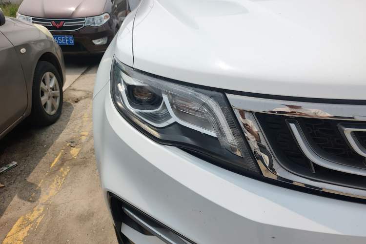 Used Geely Auto Emgrand X7 Sport 2018 1.8TD Automatic Two-Wheel Drive Smart Connect 4G Internet Edition Right Front Headlight