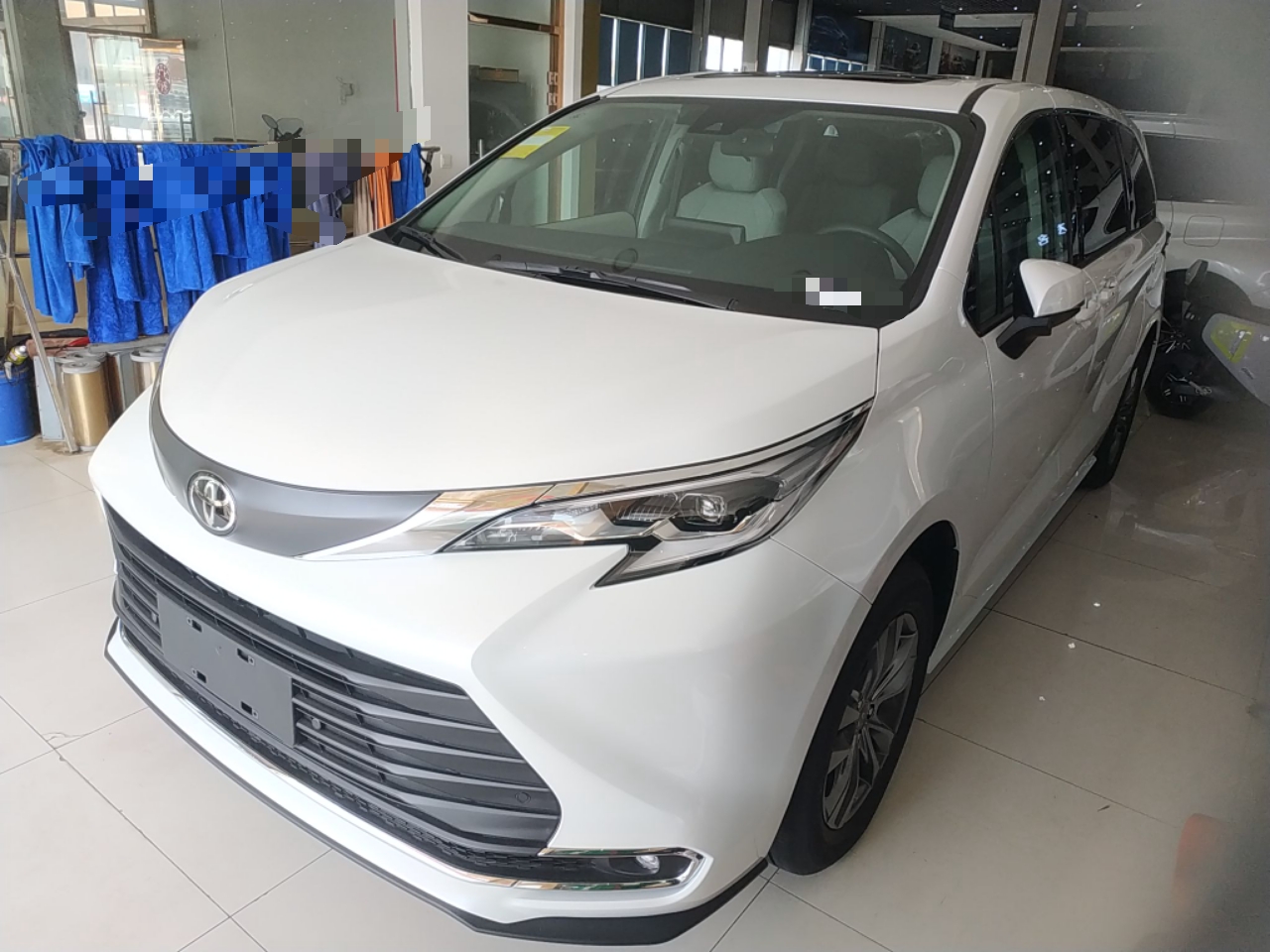 تحت مقدمة السيارة