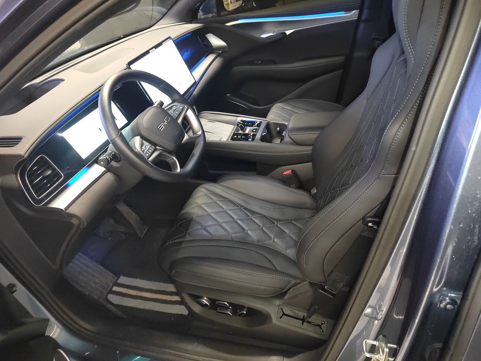 المقاعد الأمامية داخل السيارة