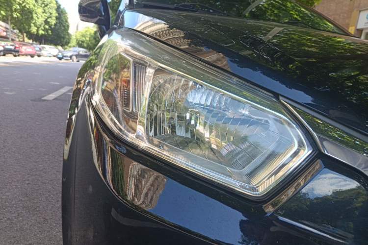 Used Venucia R50 2013 1.6L Automatic Fashion Edition
