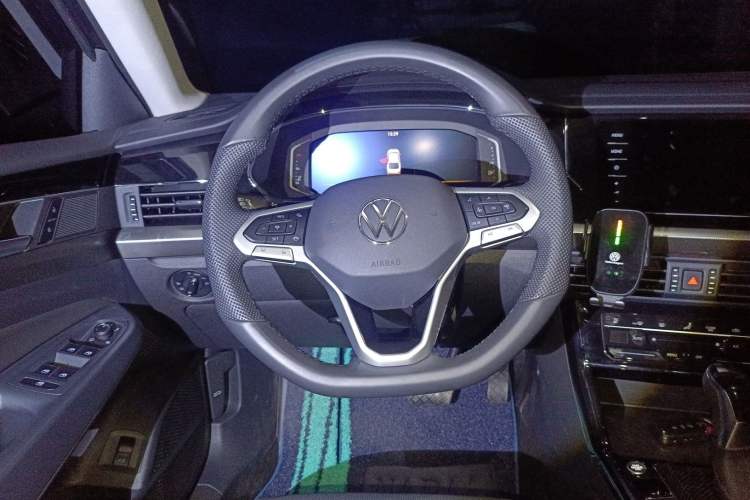 Used Volkswagen Passat 2026 Model, Outstanding 380TSI Longteng Edition Steering Wheel