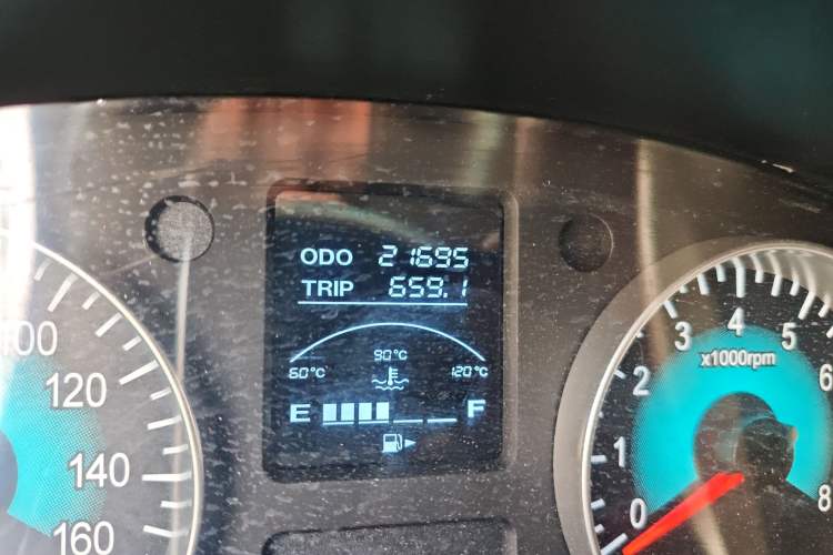 Used Jinbei Hiace X30 2023 1.5L Super-Comfortable Passenger Van 5/6/7-Seater Non-Air-Conditioned Version Model SWC15M
