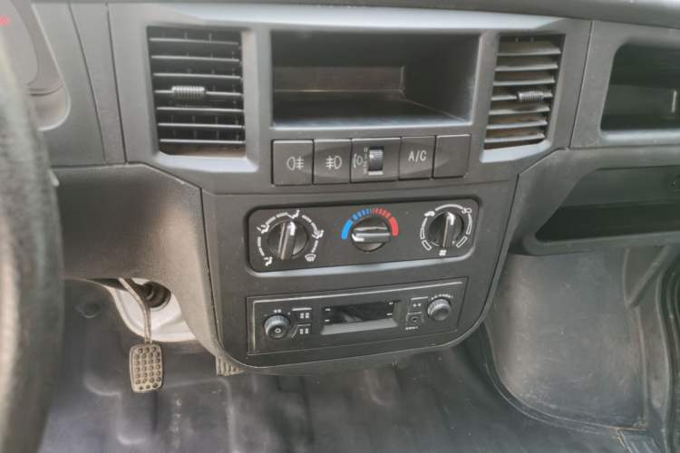Used Wuling Zhiguang Small Truck 2023 1.5L Single-Row Heavy-Duty Version LAR Audio And AC Panel