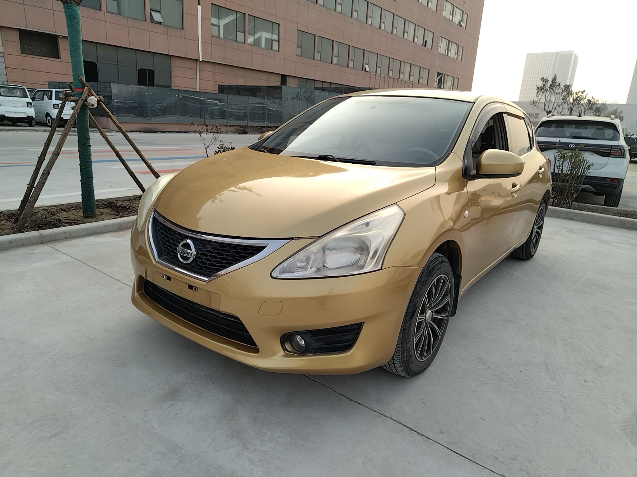 Под передней частью автомобиля