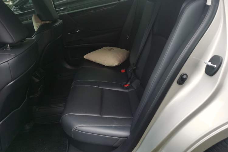 Used Lexus ES 2020 300h Premier Edition