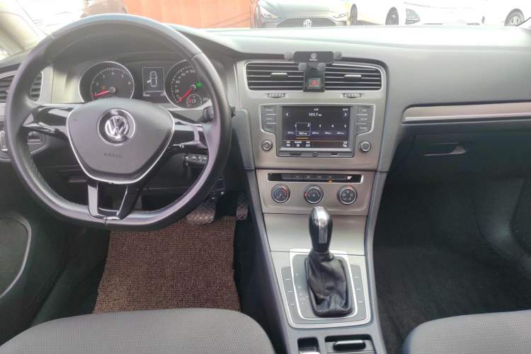 Used Volkswagen Golf 2016 230TSI Automatic Comfort Version Audio And AC Panel