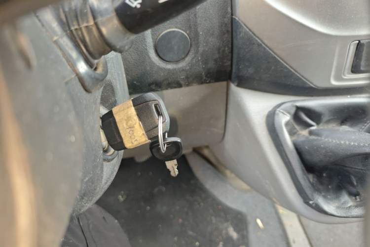 Used Dongfeng Yufeng 2020 2.3T Economy Standard Edition Logistics Vehicle Short Wheelbase Mid-Roof Design 5-9 Seats WP2.3 Vehicle Key