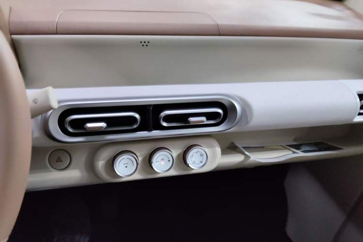 Used Wuling Hongguang MINIEV 2024 3rd Generation 215km Youth Edition Audio And AC Panel