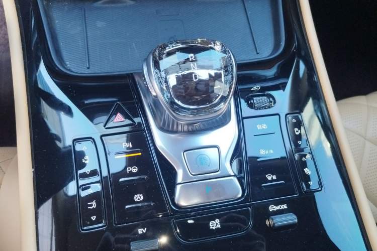 Used Denza D9 2025 DM-i Intelligent Drive 1020 Four-Wheel Drive Flagship Model