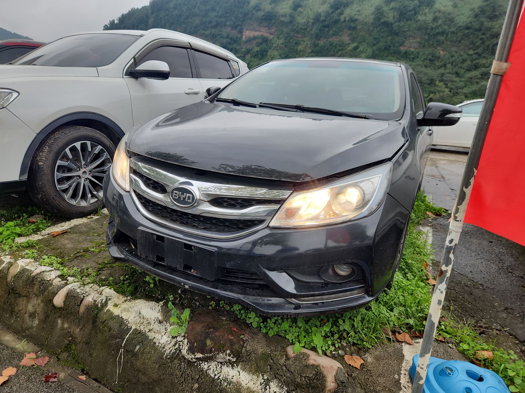 تحت مقدمة السيارة