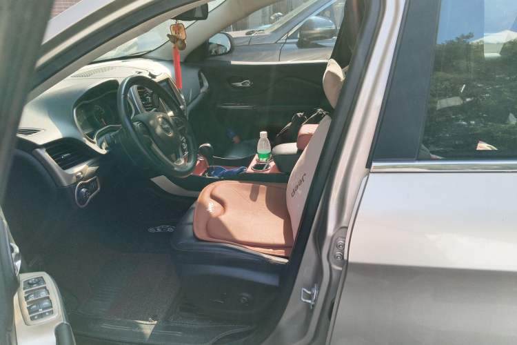 Used Jeep Cherokee 2016 2.4L Leading Smart Version
