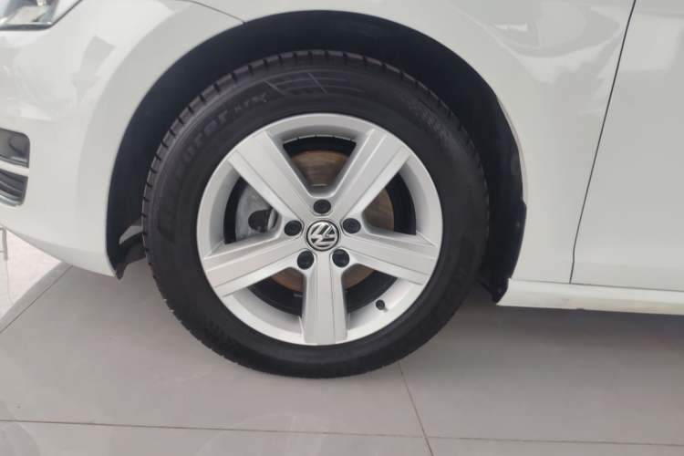 Used Volkswagen Golf 2016 230TSI Automatic Comfort Version Left Front Wheel Hub