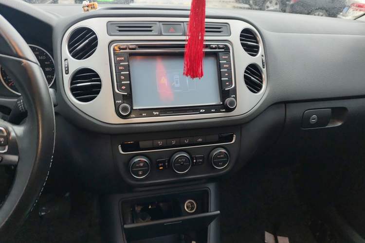 Used Volkswagen Tiguan 2015 1.8TSI Automatic Two-Wheel Drive Comfort Edition Audio And AC Panel