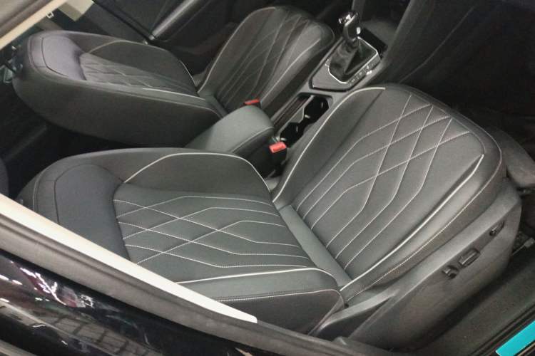 Used Volkswagen Tiguan L 2024 Outstanding Model 330TSI Automatic Two-Wheel Drive R-Line Dragon Glory Edition Right Front Seat