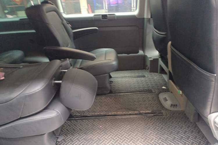 Used Mercedes-Benz Vito 2011 2.5L 7-seater executive version