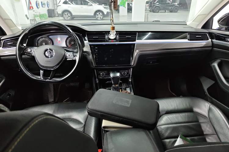 Used Volkswagen Phideon 2018 Revised Version 380TSI Two-Wheel Drive Business Edition Center Console