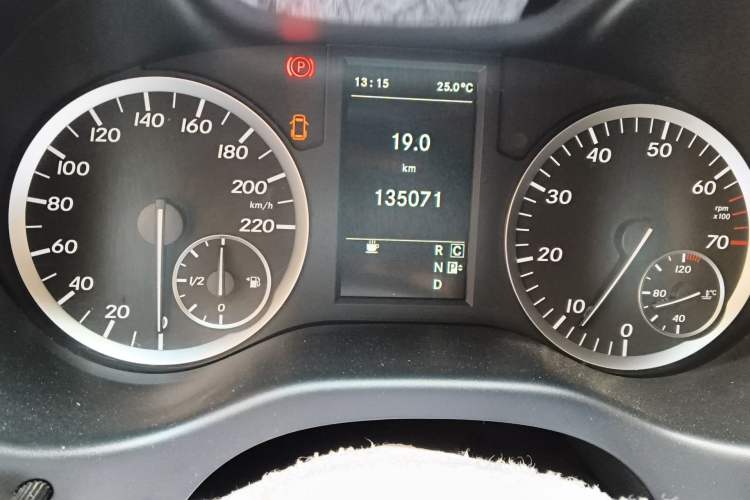 Used Mercedes-Benz Vito 2018 2.0T Business Version China VI Emission Standard Odometer Close Up