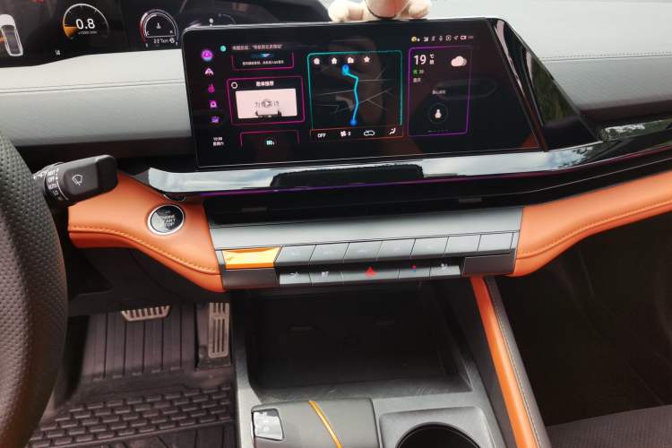 Used CHANGAN UNI-V 2023 2.0T Leading-Speed Edition Audio And AC Panel