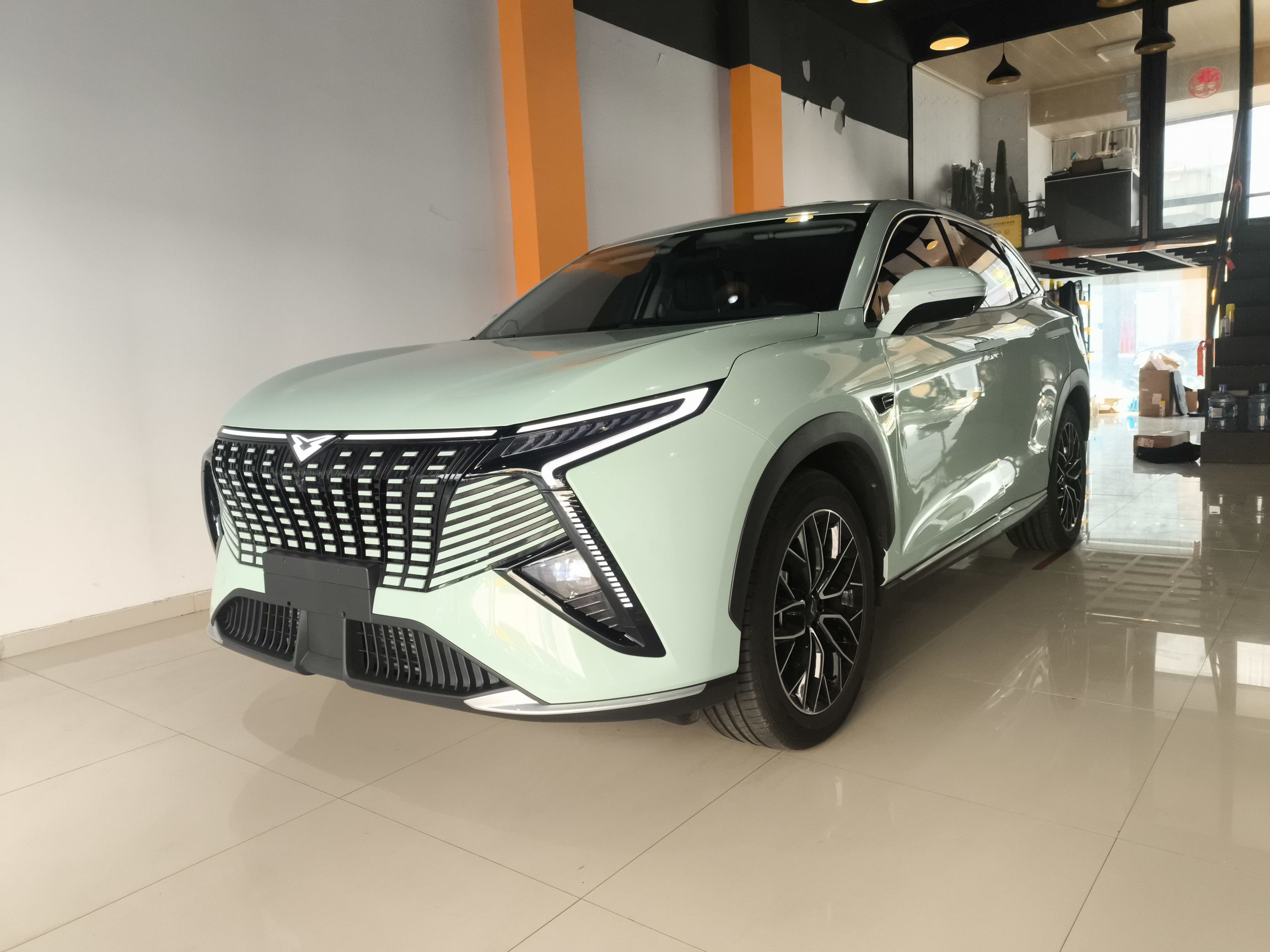 Под передней частью автомобиля