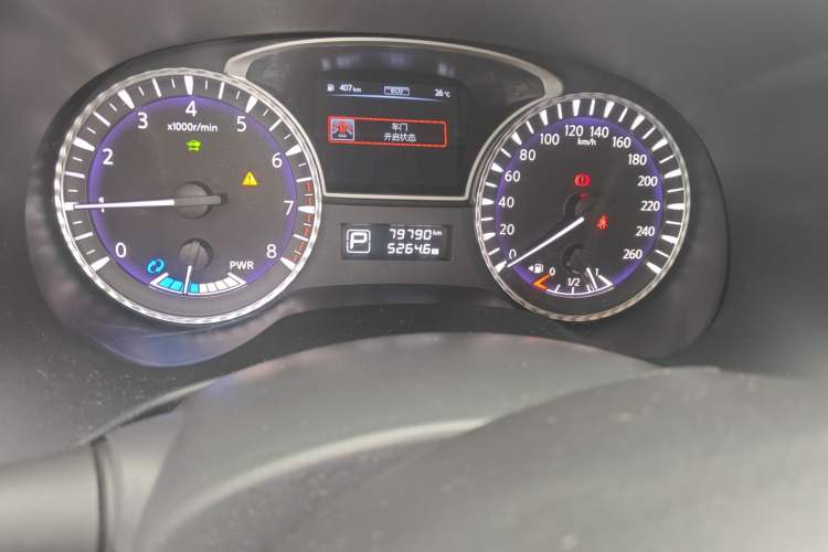 Used Infiniti QX60 2014 2.5 S/C Hybrid Two-Wheel Drive Excellence Edition Odometer Close Up