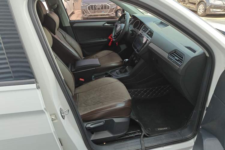 Used Volkswagen Tiguan L 2018 330TSI Automatic Two-Wheel Drive Luxury Edition Right Front Seat