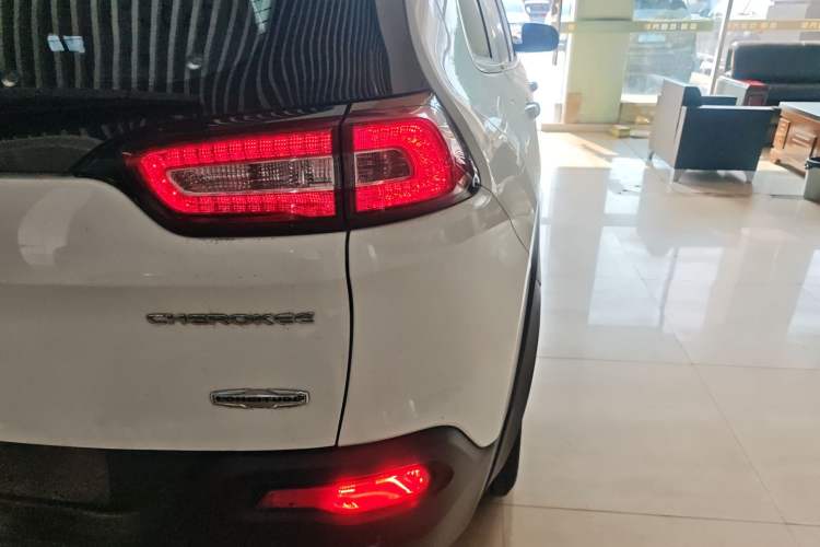 Used Jeep Cherokee 2016 2.0L Superior Edition
