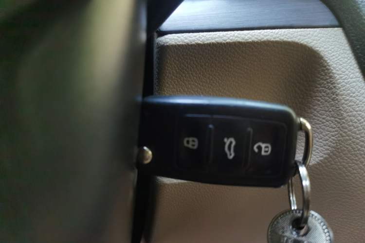 Used Volkswagen Sagitar 2011 1.6L Manual Comfort Version Vehicle Key