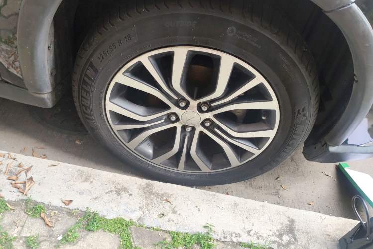 Used Mitsubishi Outlander 2016 2.4L 4x4 Elite Edition 5 Seats Right Front Wheel Hub