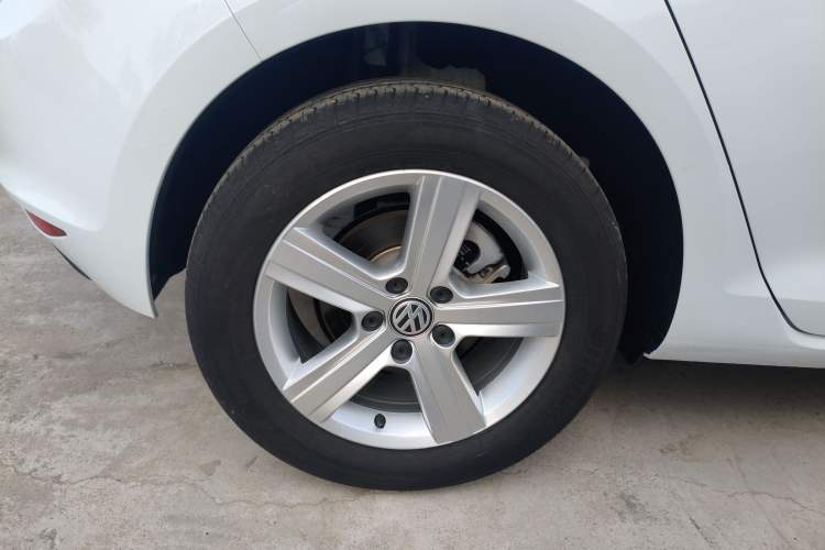 Used Volkswagen Golf 2017 1.6L Automatic Comfort Million-Vehicle Anniversary Edition Right Rear Wheel Hub