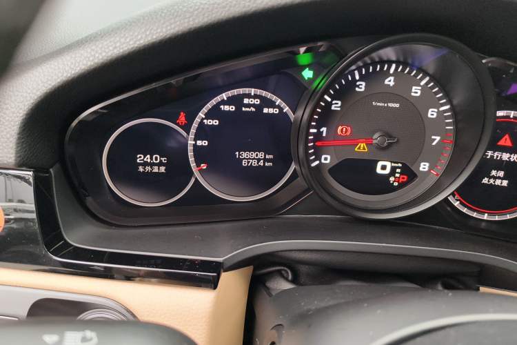 Used Porsche Cayenne 2018 Cayenne 3.0T Odometer Close Up