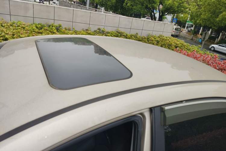 Used Geely Auto Emgrand 2019 Leading Edition 1.5L CVT Upward-Connected Model China VI Standard Roof