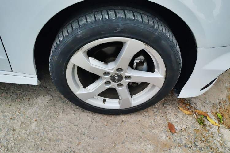 Used Audi A3 2020 Sportback 35 TFSI Fashion Edition China VI Emission Standard Right Front Wheel Hub
