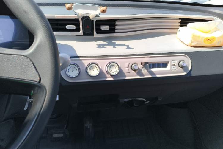 Used Wuling Hongguang MINIEV 2022 Macaron Premium Model – Lithium Iron Phosphate Audio And AC Panel