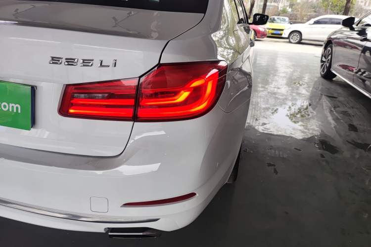 Used BMW 5 Series 2019 Facelifted 525Li Luxury Package Exterior 3