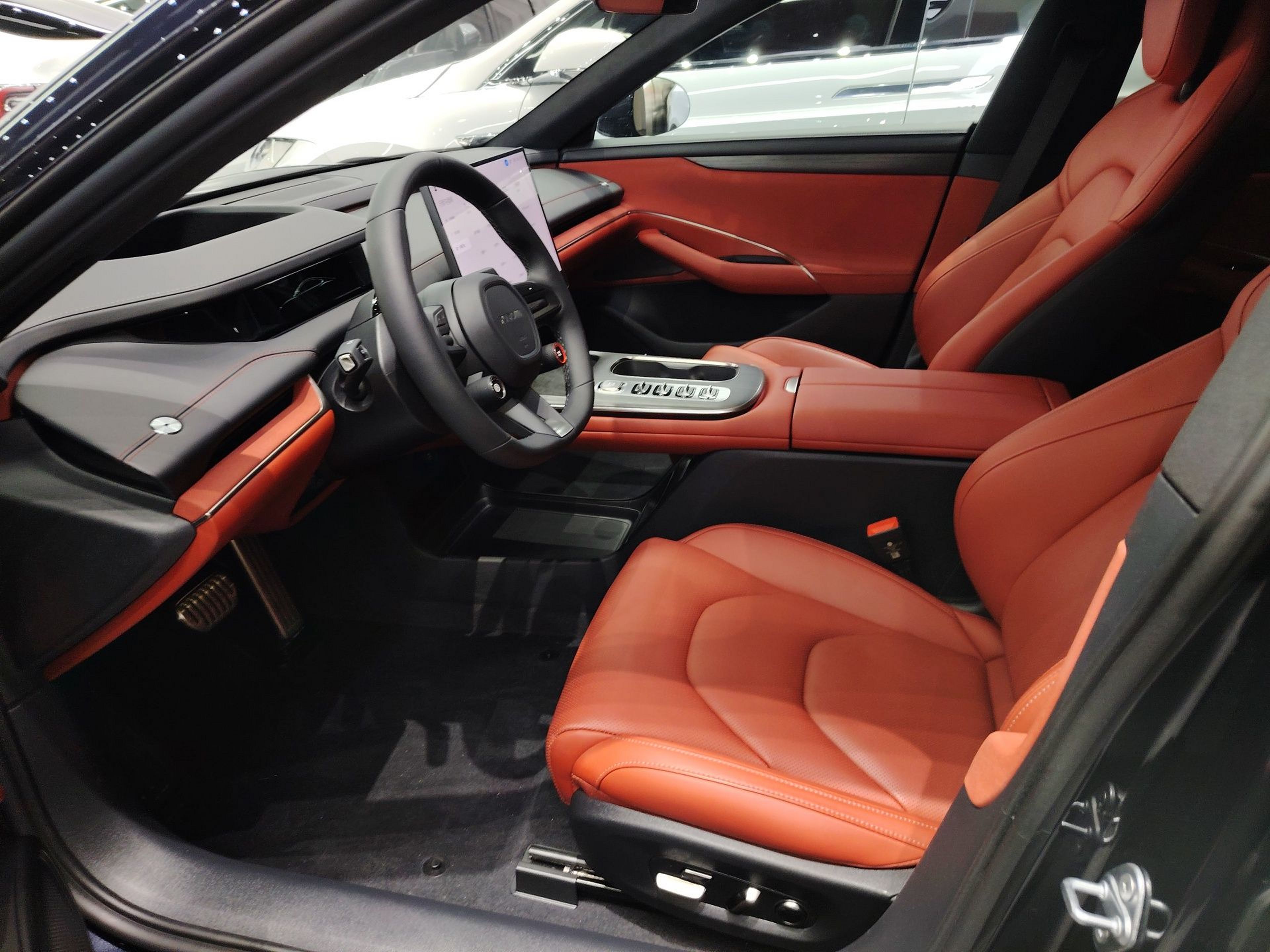 المقاعد الأمامية داخل السيارة