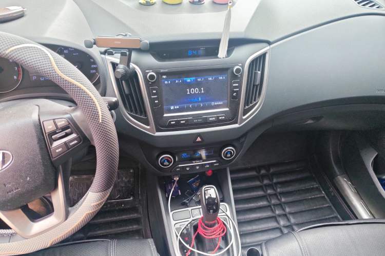 Used Hyundai ix25 2015 1.6L Automatic Two-Wheel-Drive Deluxe DLX Model Audio And AC Panel