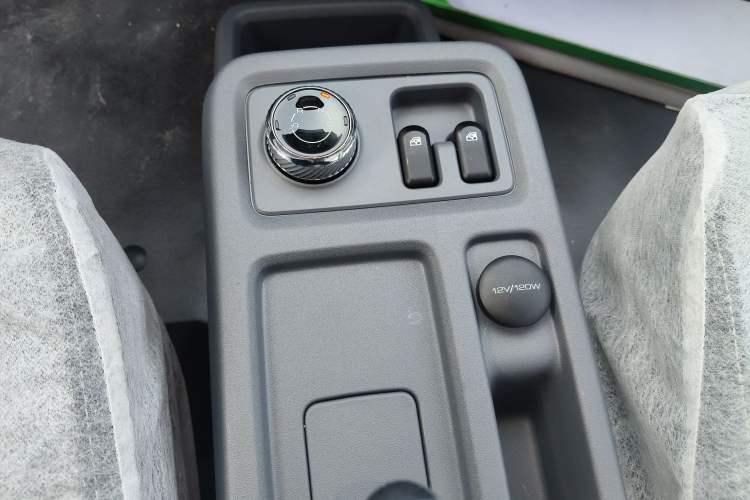 Used Wuling Yangguang 2024 300KM Comfort Version Passenger Van 75kW