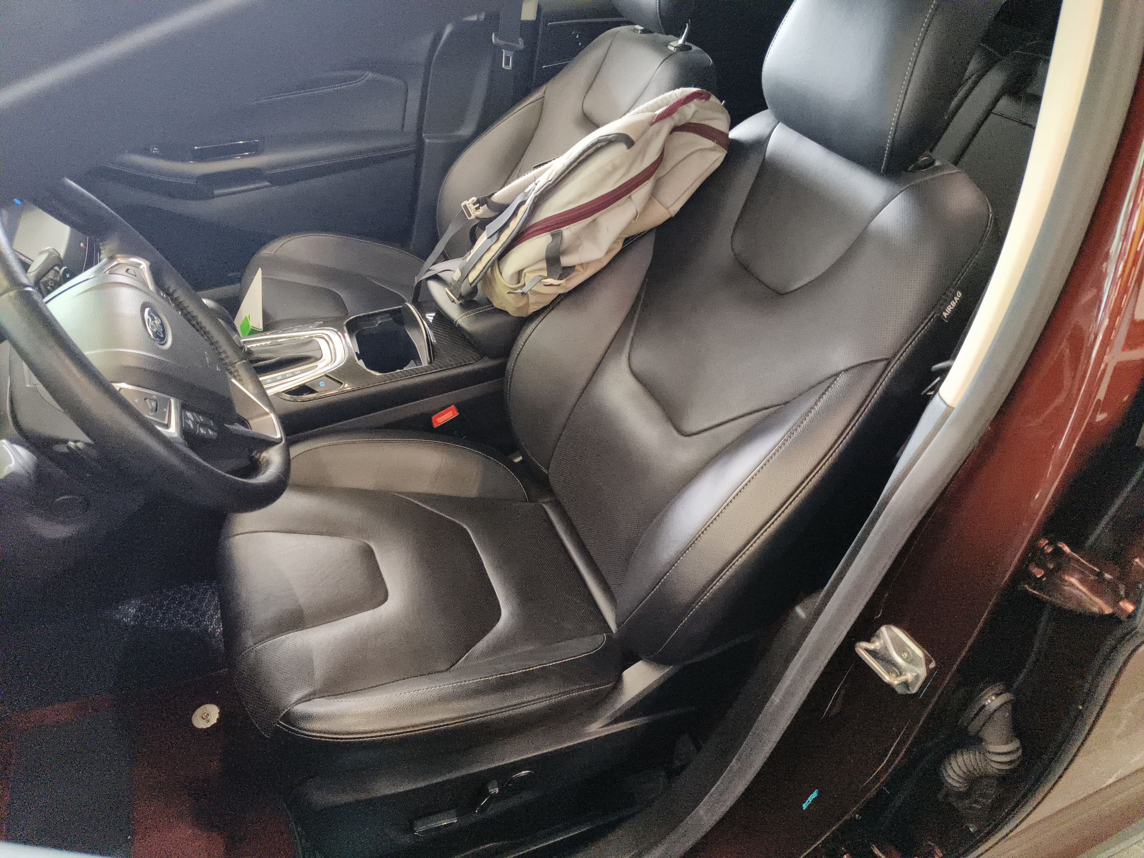 المقاعد الأمامية داخل السيارة