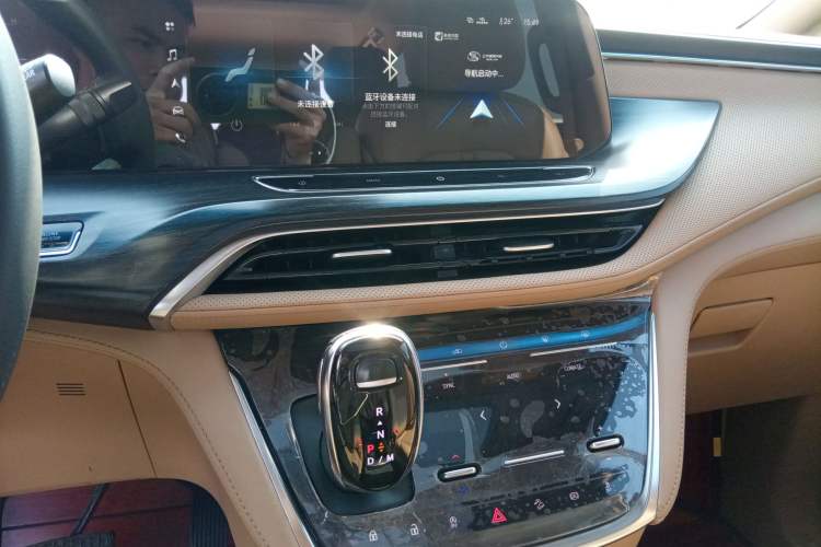 Used Buick GL8 2020 ES Land Cruiser 653T Luxury Edition Audio And AC Panel