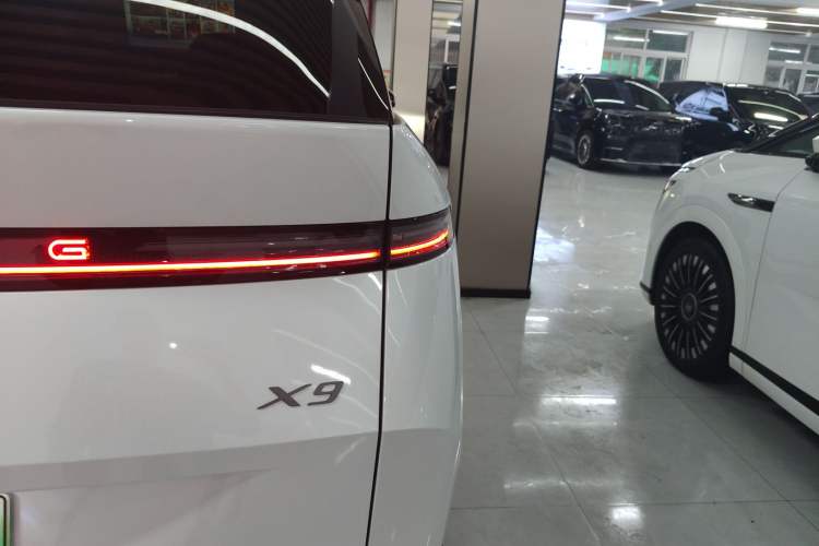 Used XPeng X9 2024 610 Long-Range Pro Exterior 3