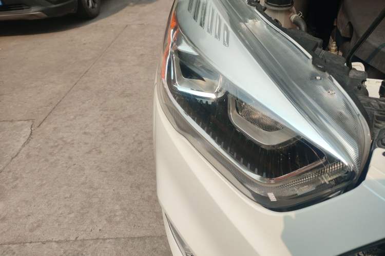 Used Ford Kuga 2017 EcoBoost 180 Two-Wheel-Drive Platinum Edition Right Front Headlight