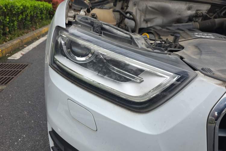 Used Audi Q3 2015 35 TFSI quattro Comfort model Right Front Headlight