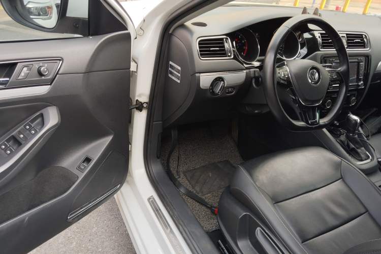 Used Volkswagen Sagitar 2017 230TSI Automatic Comfort Version
