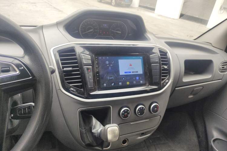 Used SAIC MAXUS Xintu V80 2018 2.5T 6-Speed Manual Aotuntong Facelifted Long Wheelbase Mid-Height 7-Seater Audio And AC Panel